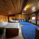 8 Oaspeti * Bucareste