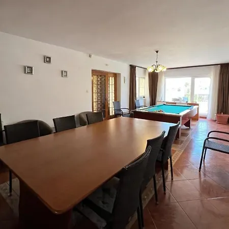 8 Oaspeti