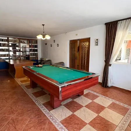 8 Oaspeti Villa *