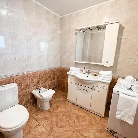 8 Oaspeti Villa