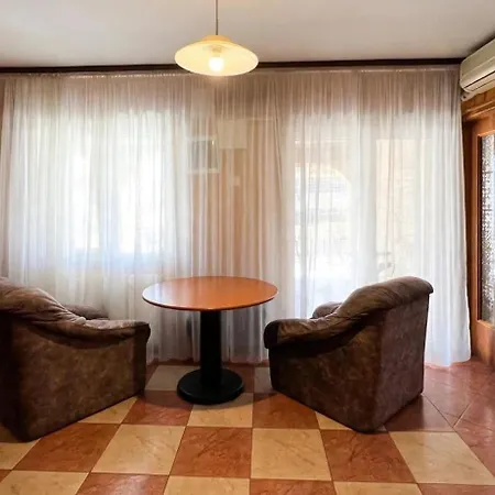 8 Oaspeti Bucharest