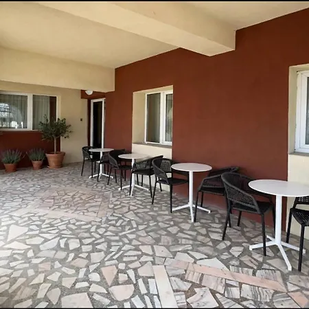 8 Oaspeti Villa