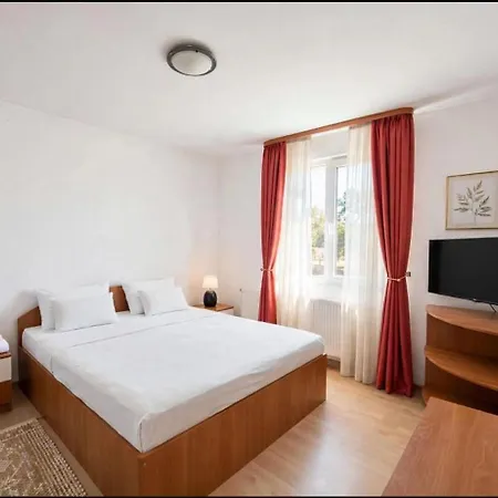 8 Oaspeti * Bucharest