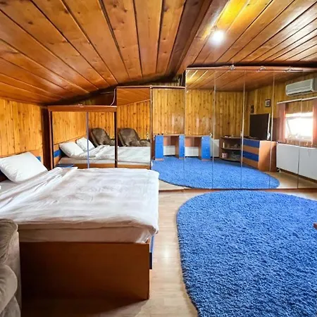 8 Oaspeti Villa Bucharest