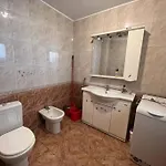 8 Oaspeti