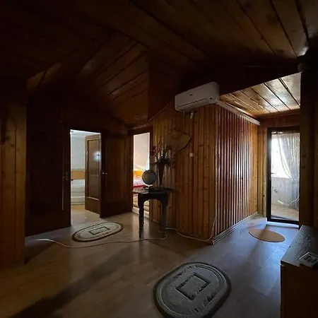 8 Oaspeti Villa